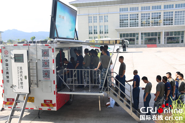 图片默认标题_fororder_不出军营换发新卡现场