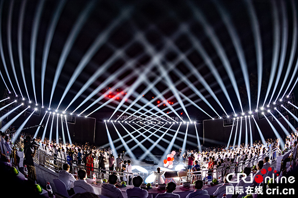 图片默认标题_fororder_6现场让观众沉浸在光的海洋（摄影-廖志全）