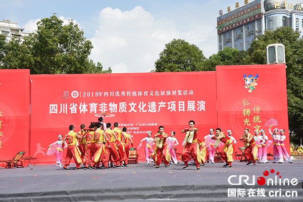 图片默认标题_fororder_广安《华蓥山滑杆台幺妹》表演（摄影--徐琴）