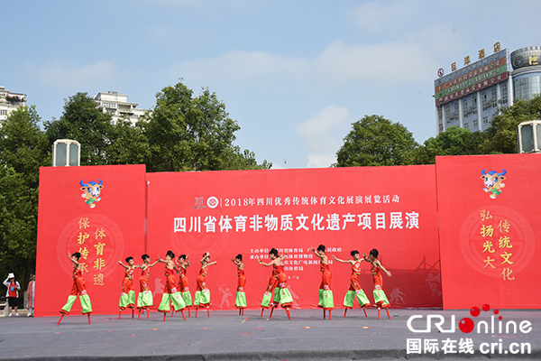 图片默认标题_fororder_苍溪《漓江高跷》表演（摄影--徐琴）