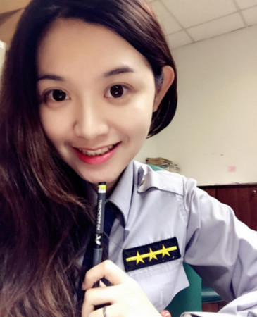 台湾美女法警走红 长发大眼超甜美