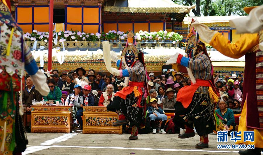 西藏多地市藏戏队雪顿节亮相竞演