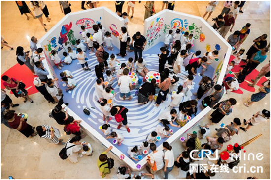 （供稿 企业列表 ChinaNews带图列表 移动版）南京德基广场举办儿童公益涂鸦活动