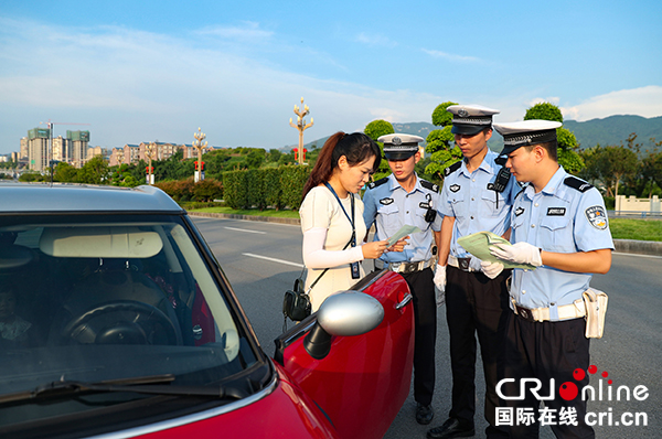 图片默认标题_fororder_民警发放交通安全法律法规宣传资料