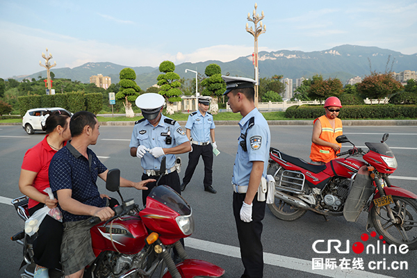 图片默认标题_fororder_民警严检细查过往车辆