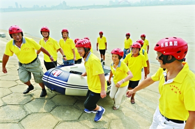 长江日报联合市慈善总会 向长江救援志愿队捐赠救援水盔