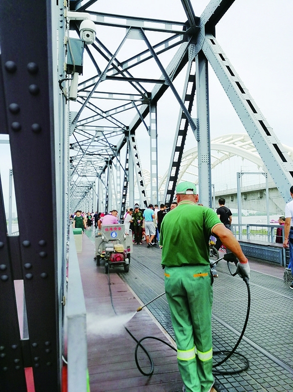 哈尔滨市多部门联合执法保护网红桥