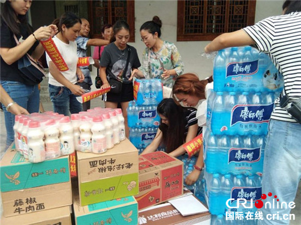图片默认标题_fororder_发放救灾物资（茂县县委宣传部-供图）
