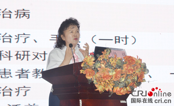 图片默认标题_fororder_中国南丁格尔志愿护理服务总队副理事长、南丁格尔奖章获得者杨辉作报告