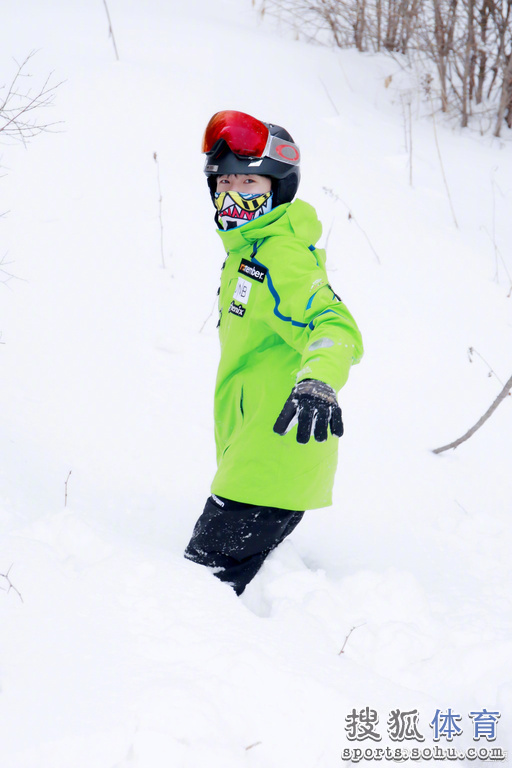 TFBOYS王源晒出滑雪照 赋诗更兼文艺范