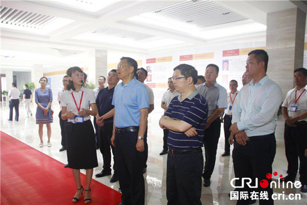 图片默认标题_fororder_李建勤听取广安光正实验学校负责人汇报（摄影-沈仁平）