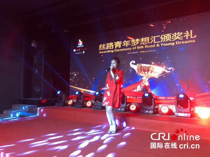 本次活动还邀请到今年星秀杯选拔赛和新声挑战赛的冠军蒋道理，由她带来歌曲《摇》。_fororder_摇