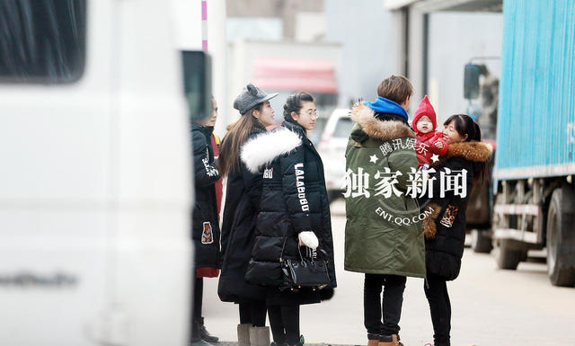 包贝尔戴假发拍戏 妻子包文婧抱女儿温馨探班(组图)