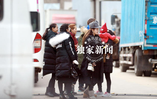 包贝尔戴假发拍戏 妻子包文婧抱女儿温馨探班(组图)