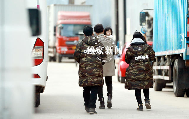 包贝尔戴假发拍戏 妻子包文婧抱女儿温馨探班(组图)