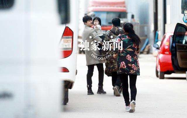 包贝尔戴假发拍戏 妻子包文婧抱女儿温馨探班(组图)