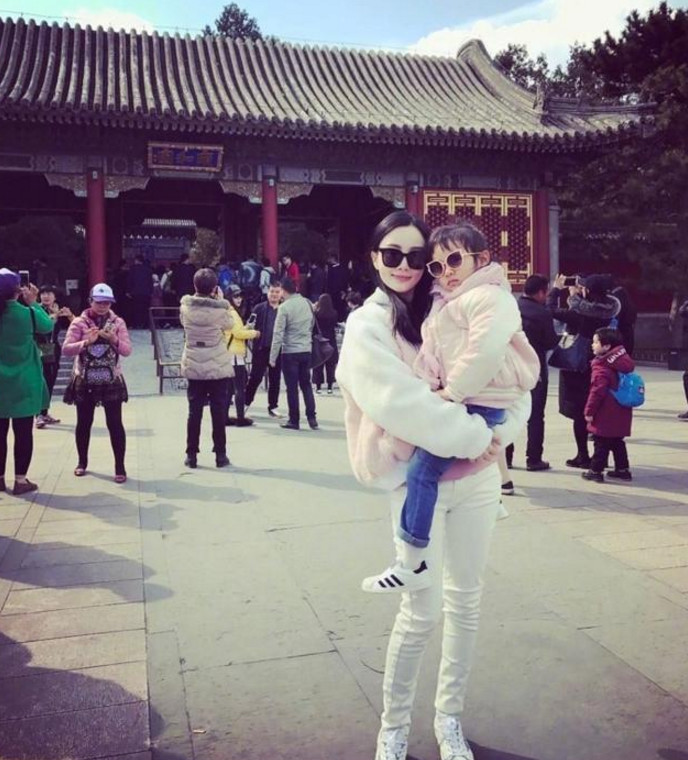 王诗龄李湘甜馨李小璐 亲子装哪家美？(组图)
