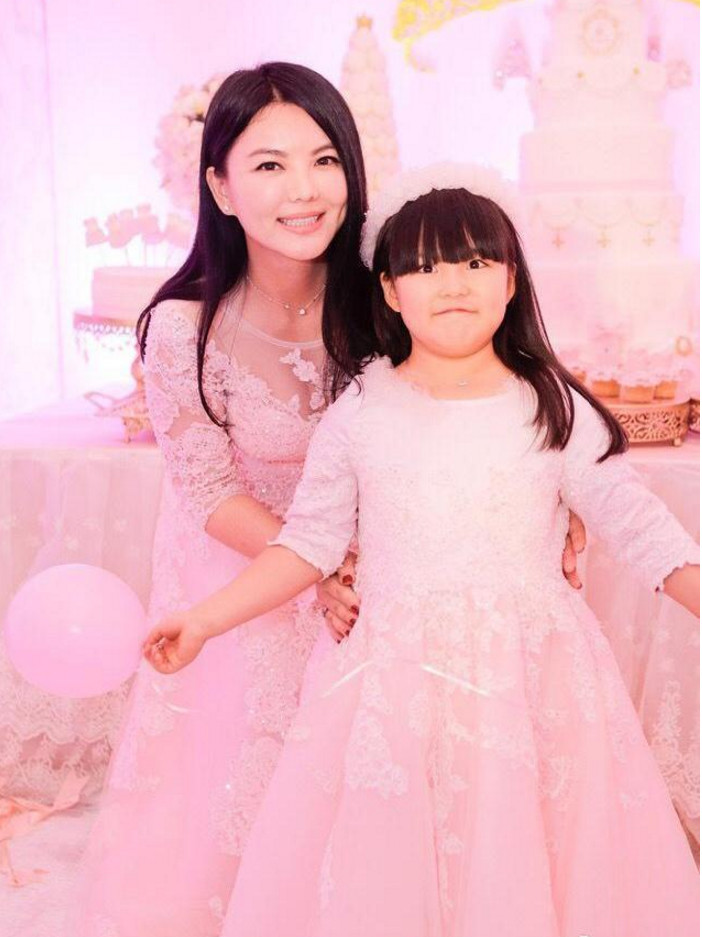 王诗龄李湘甜馨李小璐 亲子装哪家美？(组图)