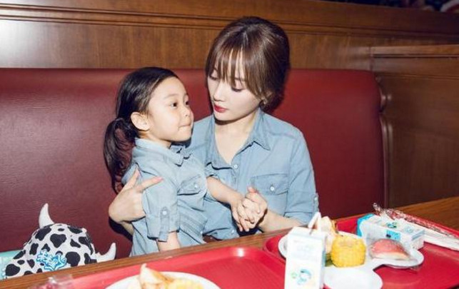 王诗龄李湘甜馨李小璐 亲子装哪家美？(组图)