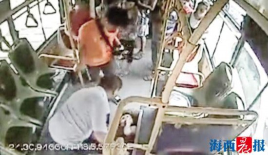 厦门：女乘客突然倒地抽搐 公交司机伸援手帮忙叫车送到医院