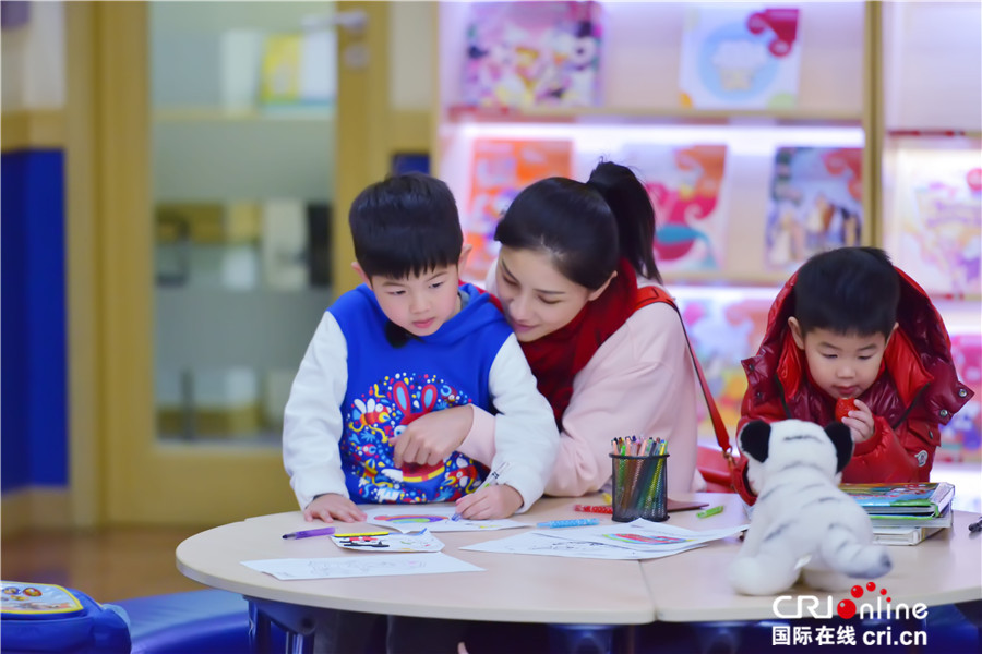 胡可迟到安吉大哭 小鱼儿体检淡定不惧扎针(图)