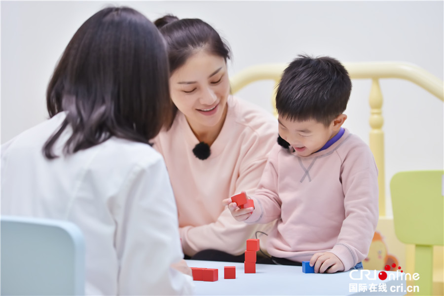 胡可迟到安吉大哭 小鱼儿体检淡定不惧扎针(图)