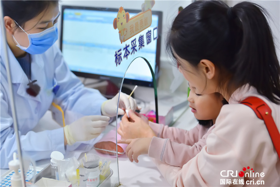 胡可迟到安吉大哭 小鱼儿体检淡定不惧扎针(图)