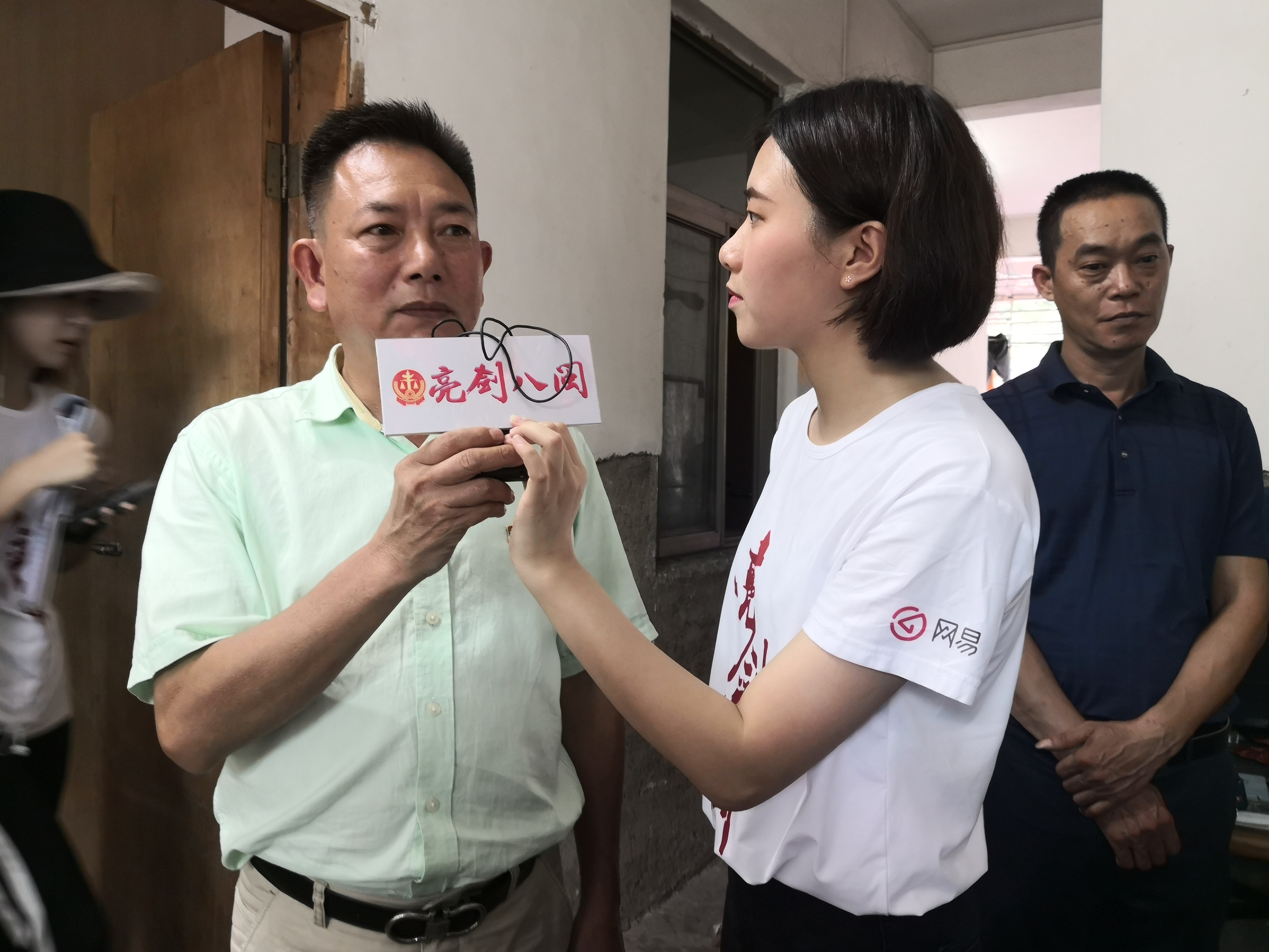全程见证执行的省人大代表王泉福接受记者采访。_fororder_微信图片_20180814110043