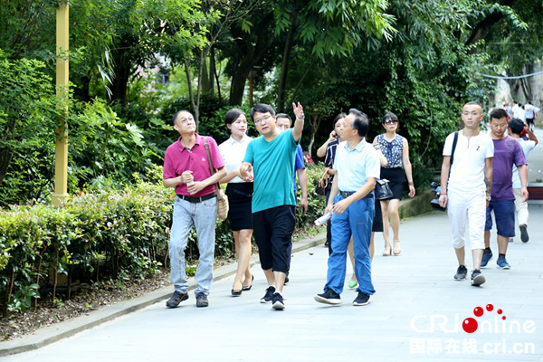 图片默认标题_fororder_考察组一行参观南溪古城墙