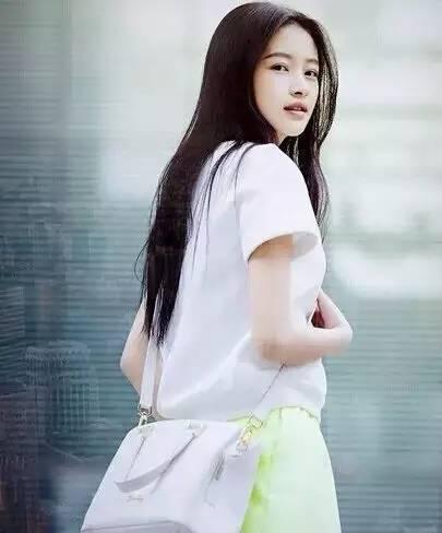 这个撞脸李沁傍上董子健的girl竟是野模出身？