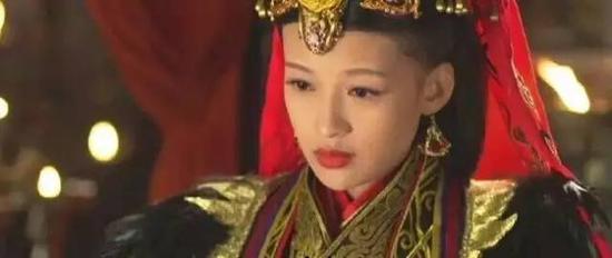 这个撞脸李沁傍上董子健的girl竟是野模出身？