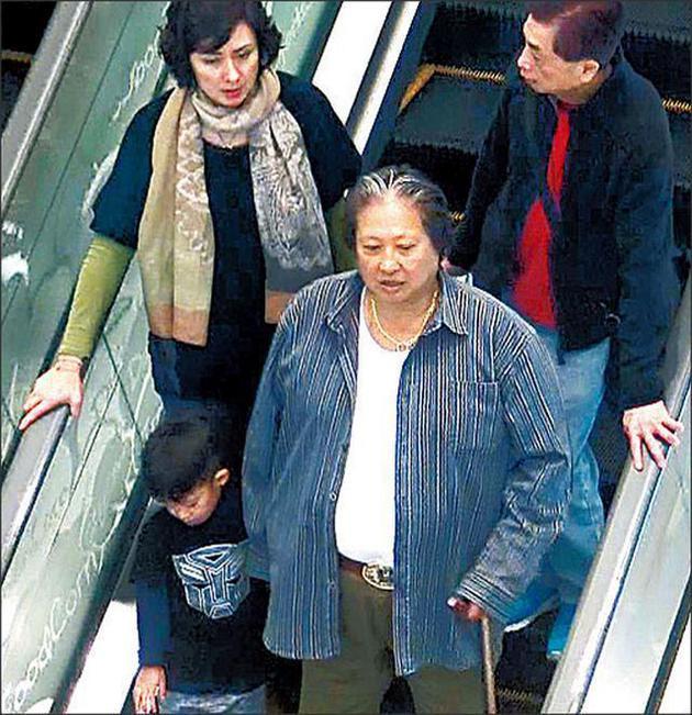 Sammo hung with his wife to go shopping was made Beautiful wife a Pentecostal
