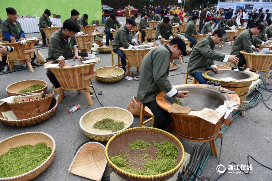 来自西湖龙井茶产区的30名炒茶高手同场竞技,采用传统手工炒制技艺,将