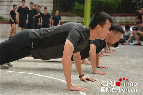 （发移动端）【法制安全】走进警营战高温 重庆特警总队开展警民互动体验活动