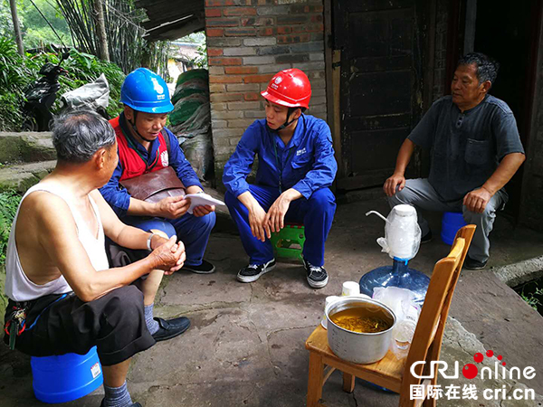 图片默认标题_fororder_电力工人向居民了解情况（摄影-曾江）