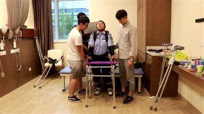 （今日热点3，导航成都，移动端）用意念行走 电子科大研发机器人让瘫痪女警"站起来了"