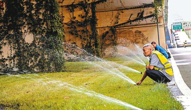 （焦点图，导航成都，移动端）致敬！高温下的劳动者