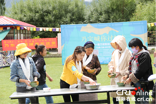 图片默认标题_fororder_游客体验捏糌粑（摄影-刘浪涛）