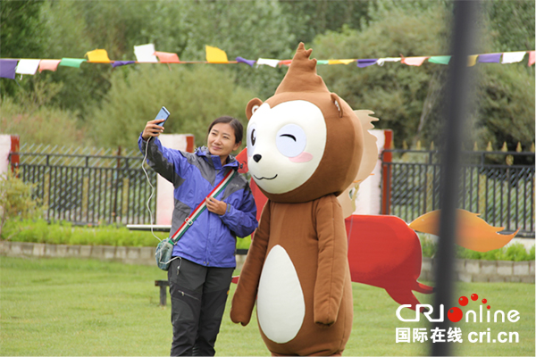 图片默认标题_fororder_游客与乃宝合影（摄影-刘浪涛）