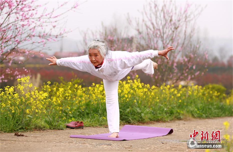 75岁奶奶创老年瑜伽班 坚持饭前空腹练习