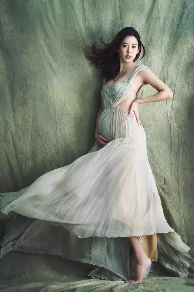 该组图中不仅有张子萱记录自己怀孕时期的"孕肚日记,更有一组身穿
