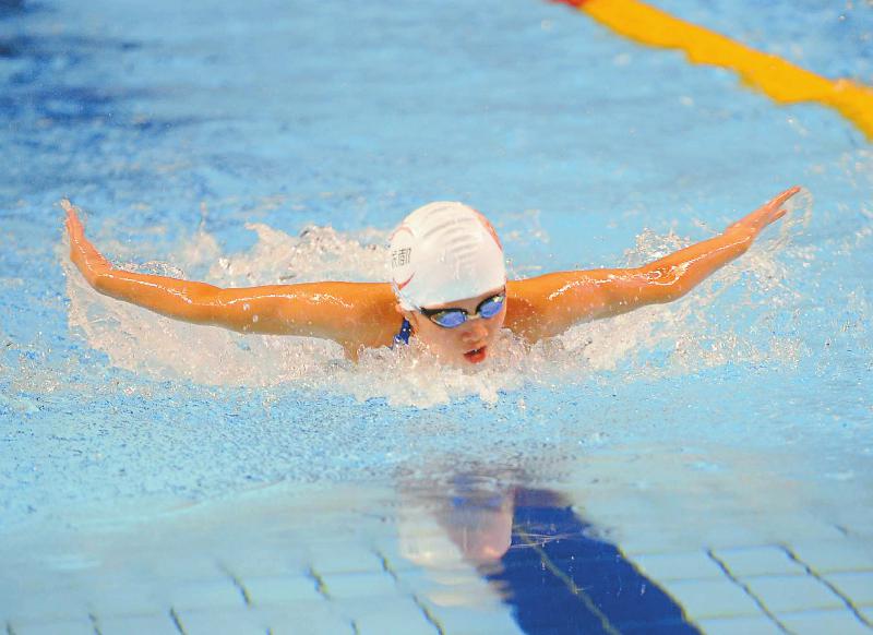 （焦点图，导航成都，移动端）省运会：泳池惊现“小飞鱼” 成都女孩樊恬伽独揽9金