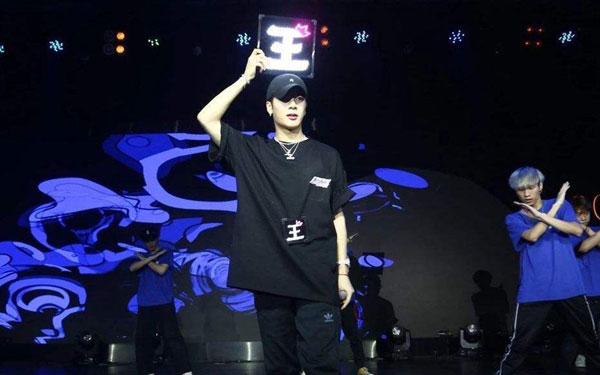 "หวังเจียเอ่อร์" ศิลปินจีนคนแรกคว้ารางวัล "Teen Choice Award" ของสหรัฐฯ