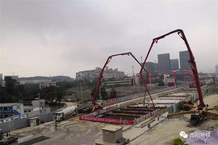 （大交通）贵阳轨道交通2号线最新进展：二期龙洞堡站主体结构封顶