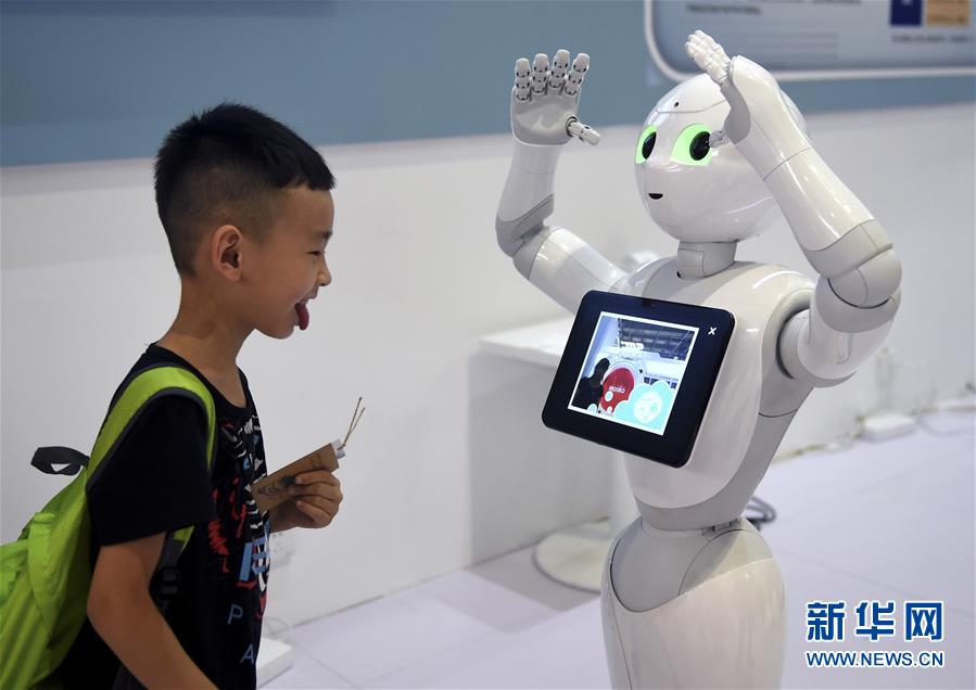 北京：青少年“扎堆”世界机器人大会