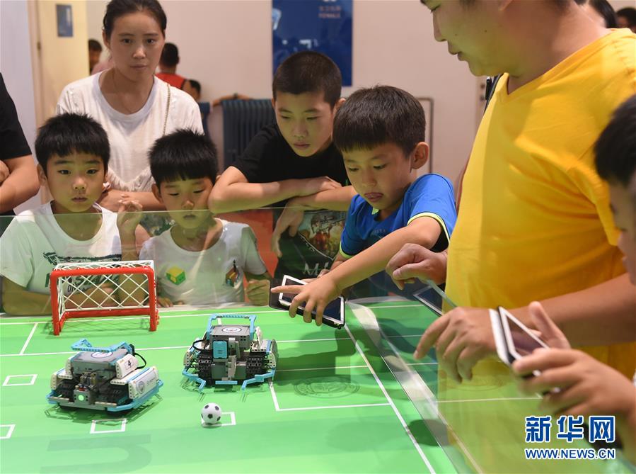 北京：青少年“扎堆”世界机器人大会