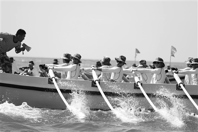 大连：百名海军学子横渡渤海海峡