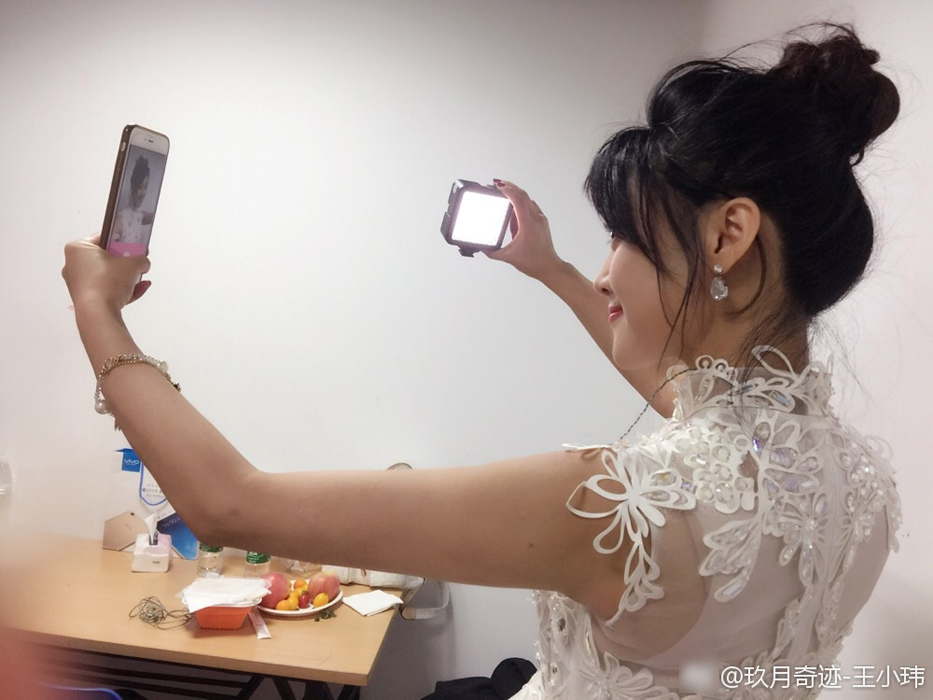 玖月奇迹领证100天晒照 新娘王小玮走性感路线