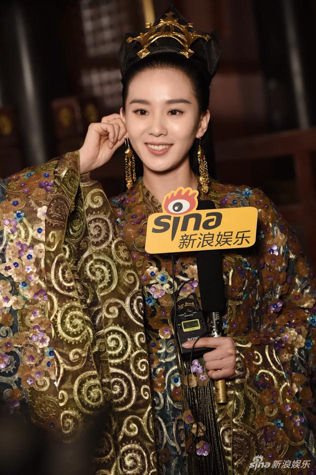 刘诗诗甜笑迷人 摸耳朵思考萌萌哒(图)- 国际在线移动版