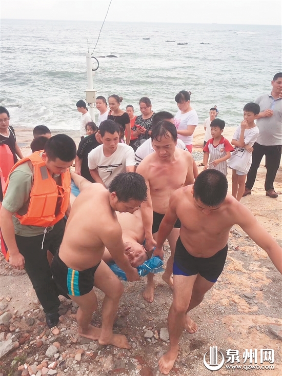 晋江围头：不听劝阻下海游泳 两名游客遭遇惊魂